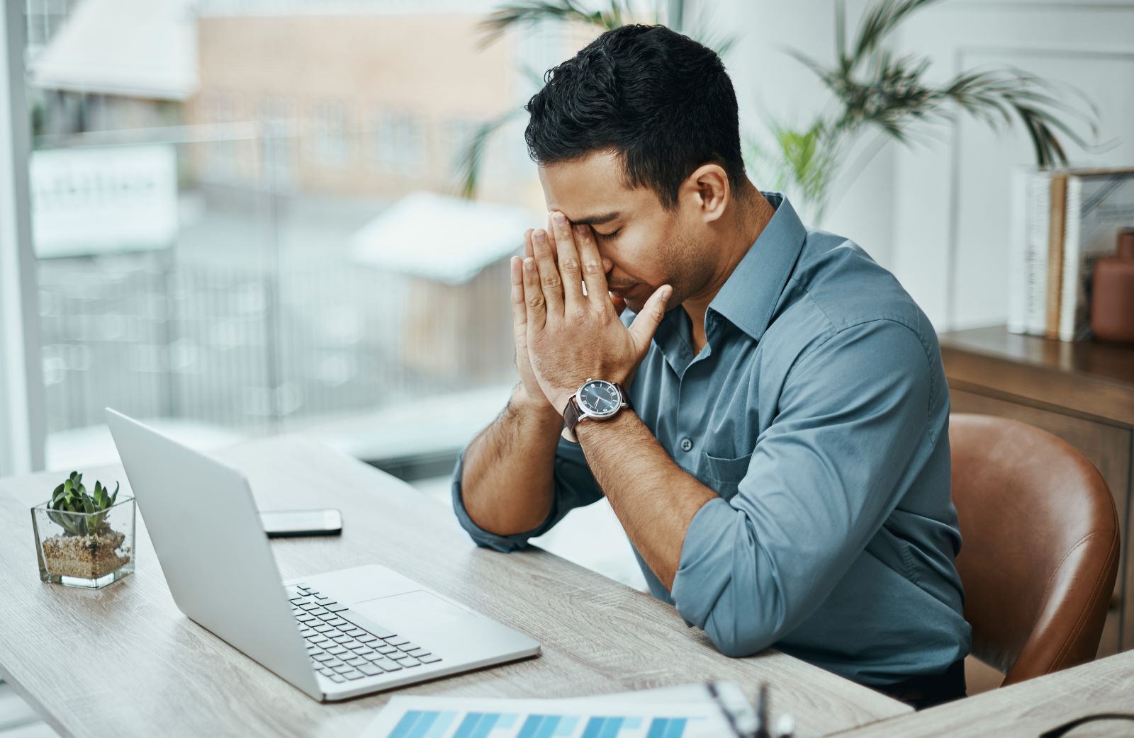 Are you struggling with work anxiety? Whether it’s all the time or just every now and then, a therapist shares coping strategies.