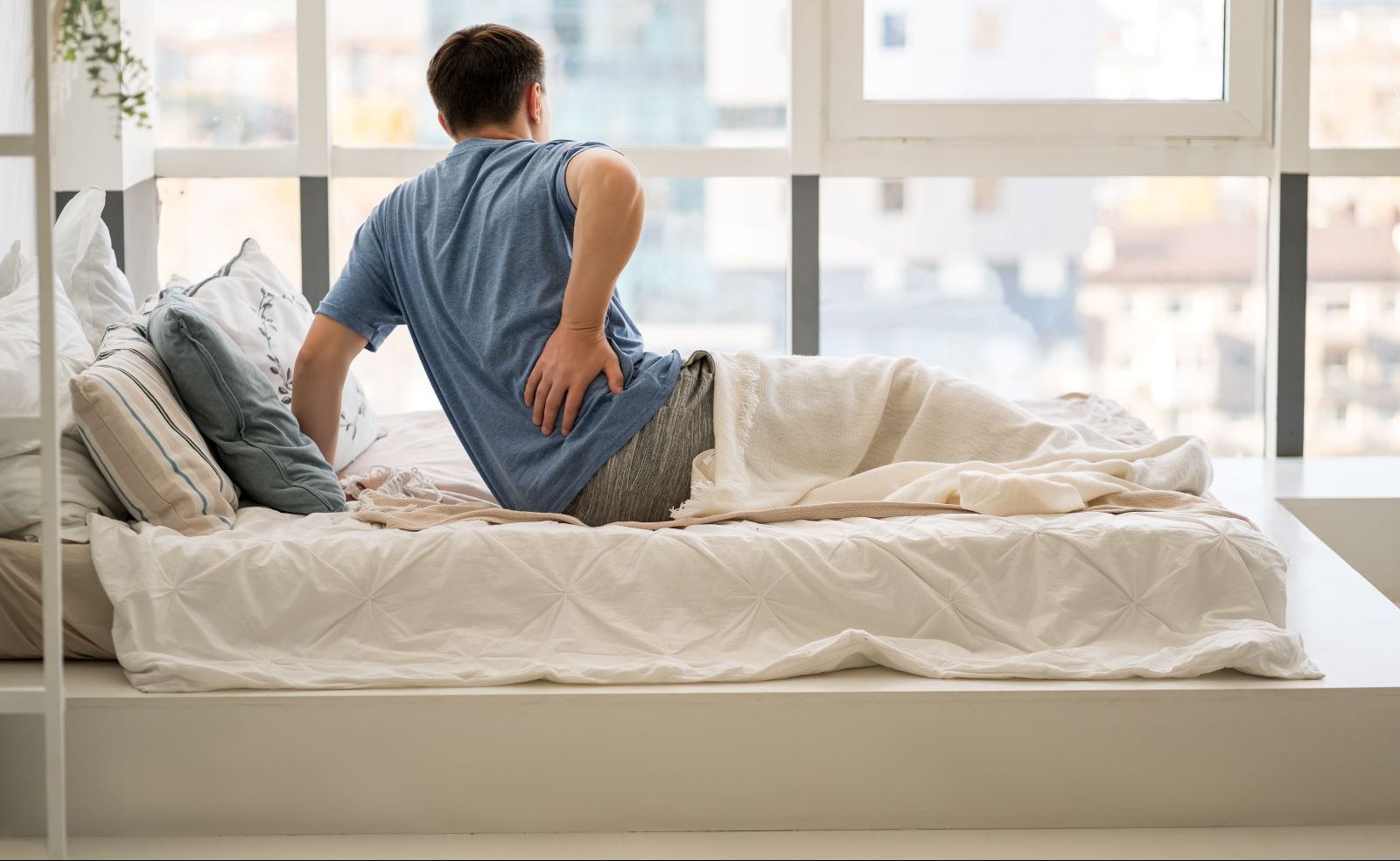 A nurse navigator can help kidney stone patients find emotional support, learn what to expect, and understand their medications.