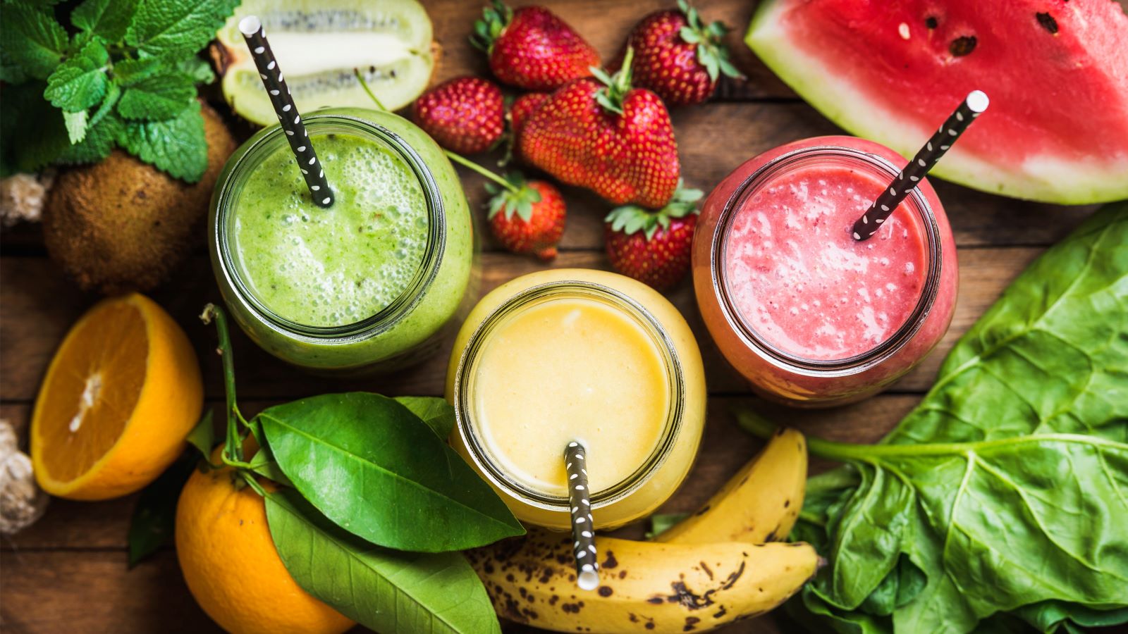 What ingredients should you actually be putting in your blender to get the most out of your smoothie? An expert weighs in.