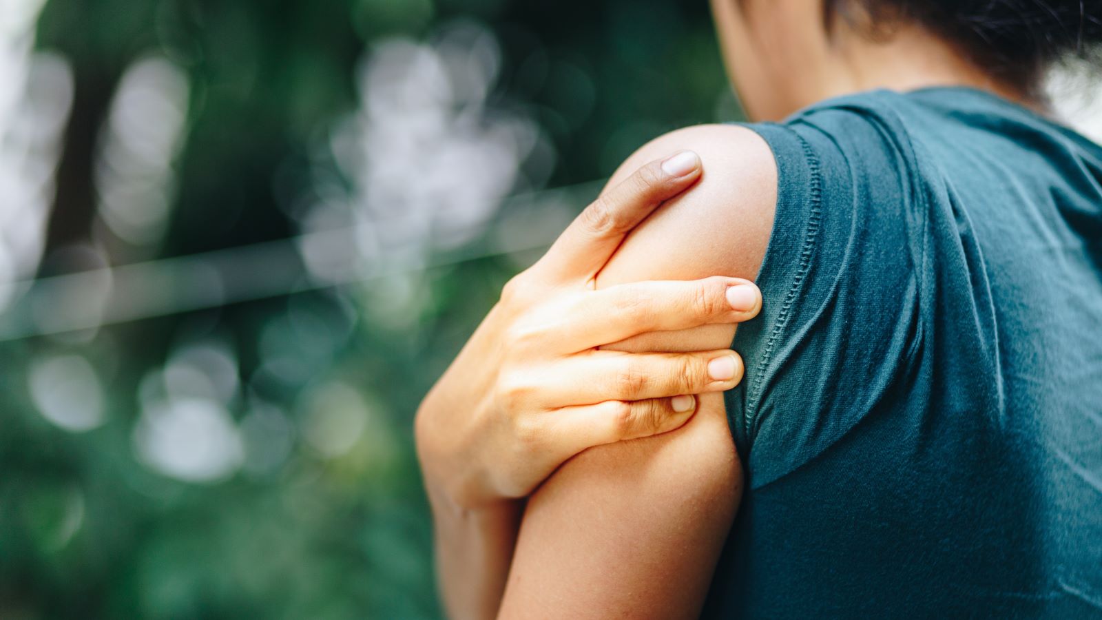 Shoulder pain can present in many ways. Here are some common types of shoulder pain and how to know when it's time to see a doctor.