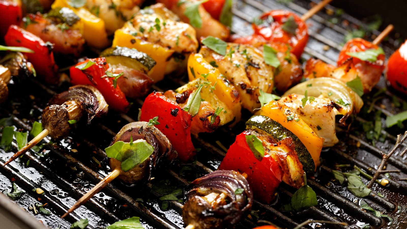 You don’t need an oven to make delicious and healthy food. Here are 13 healthy summer meals and snacks to try out.