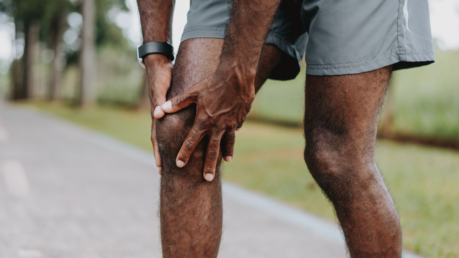 To narrow down what's causing your knee pain, pay attention to where it hurts, when it swelled up, and whether it’s constant.